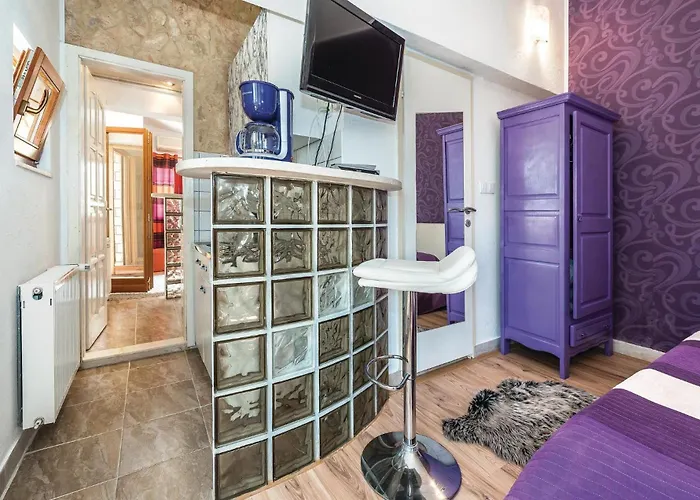 Vikendica Lovely In With Jacuzzi