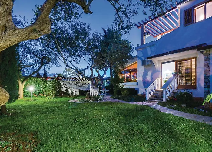 Lovely In With Jacuzzi Vikendica