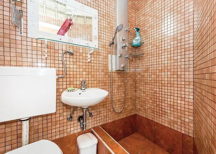 Lovely In With Jacuzzi Vikendica *